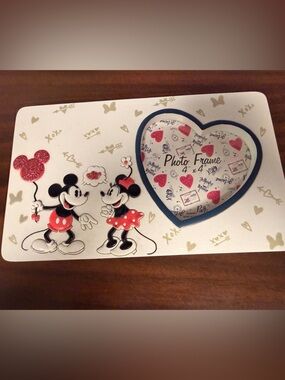 Disney Parks Mickey & Minnie Mouse Sweethearts Love Resin 4x4 Heart Photo Frame